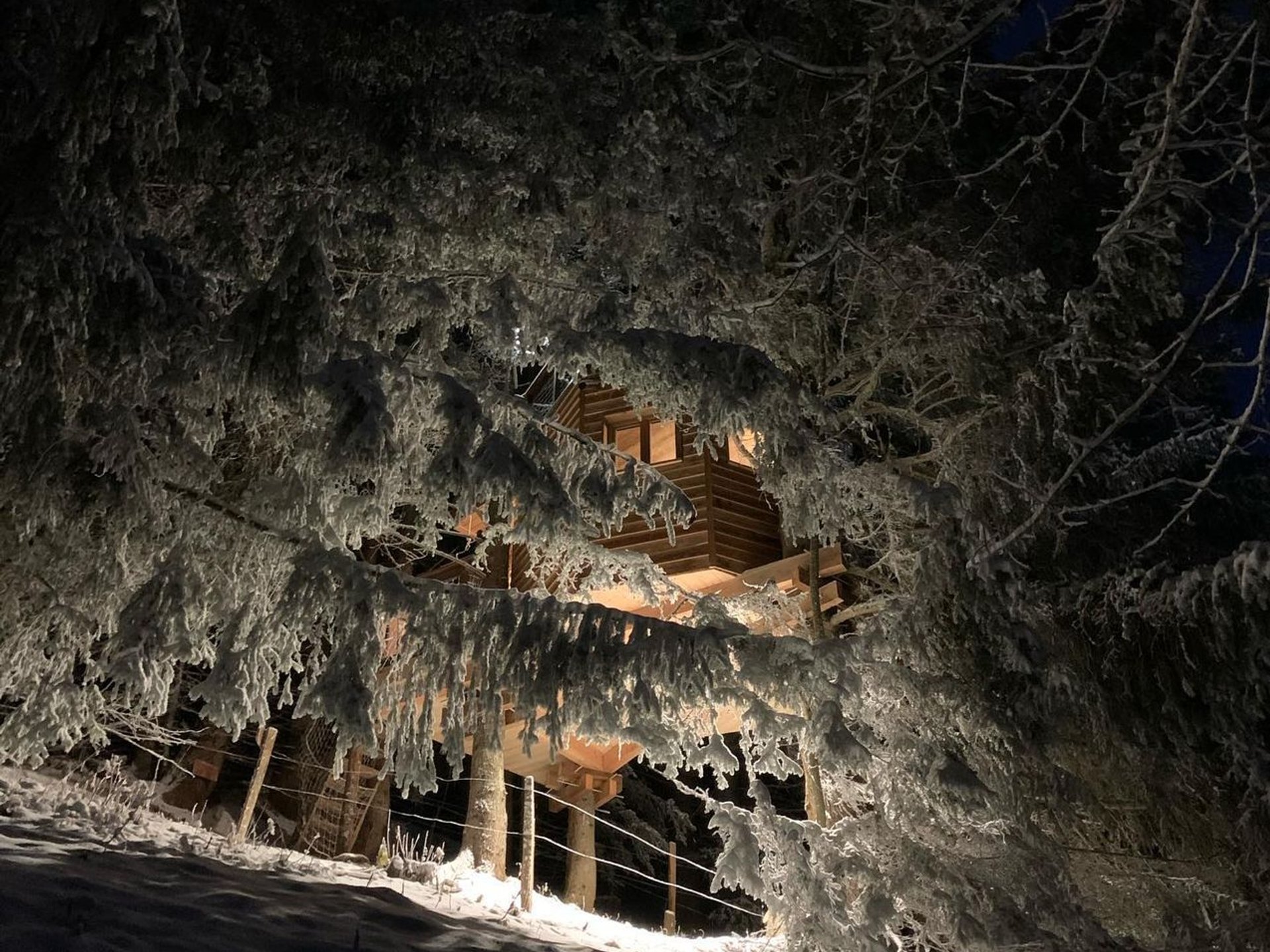 Cabane dans les arbres La Cabane dans les arbres de Valmo'Insolite Cabane dans les arbres La Cabane dans les arbres de Valmo'Insolite