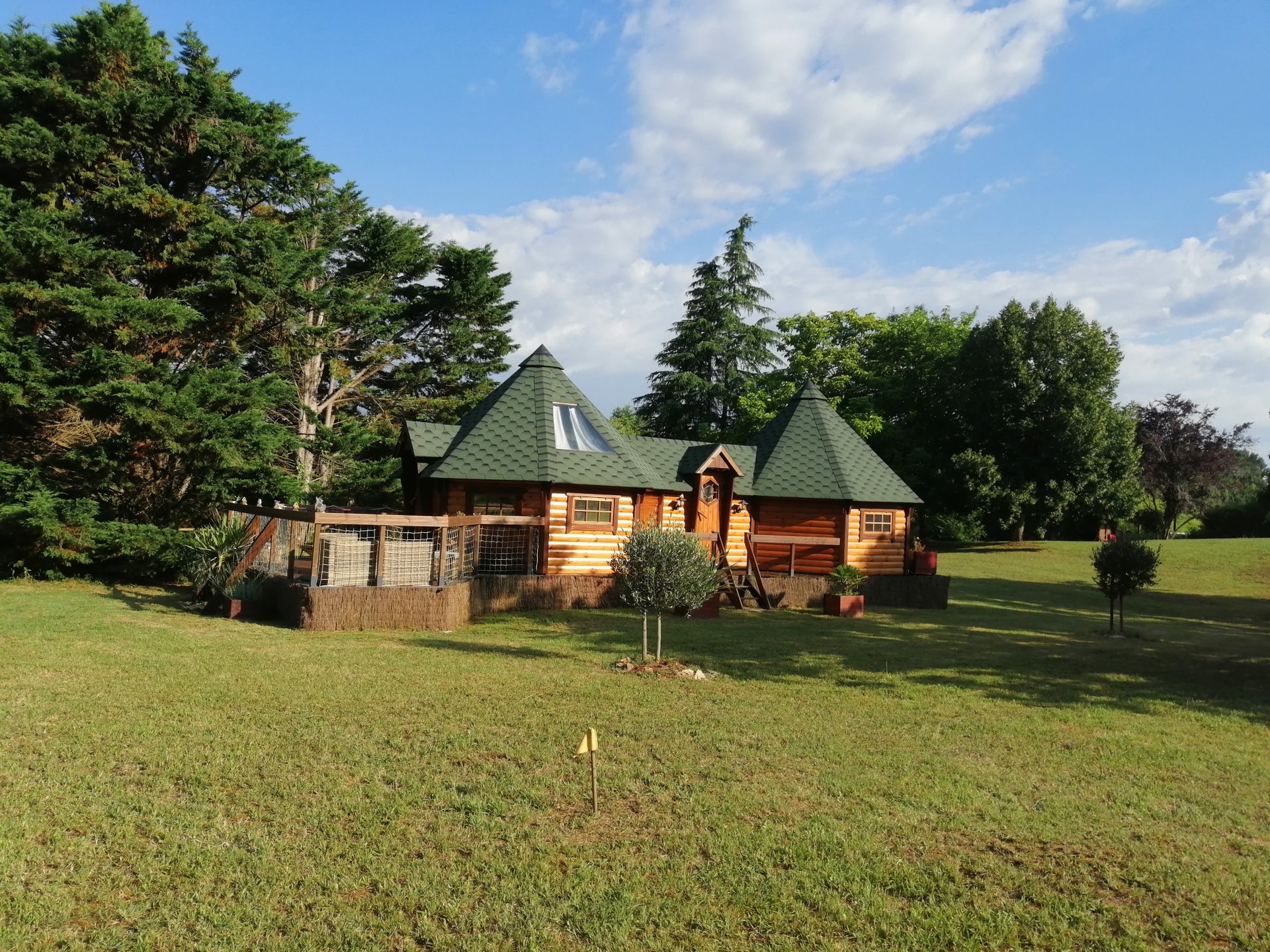 Cabane sur pilotis Kota - A l'abri des cyprès Cabane sur pilotis Kota - A l'abri des cyprès