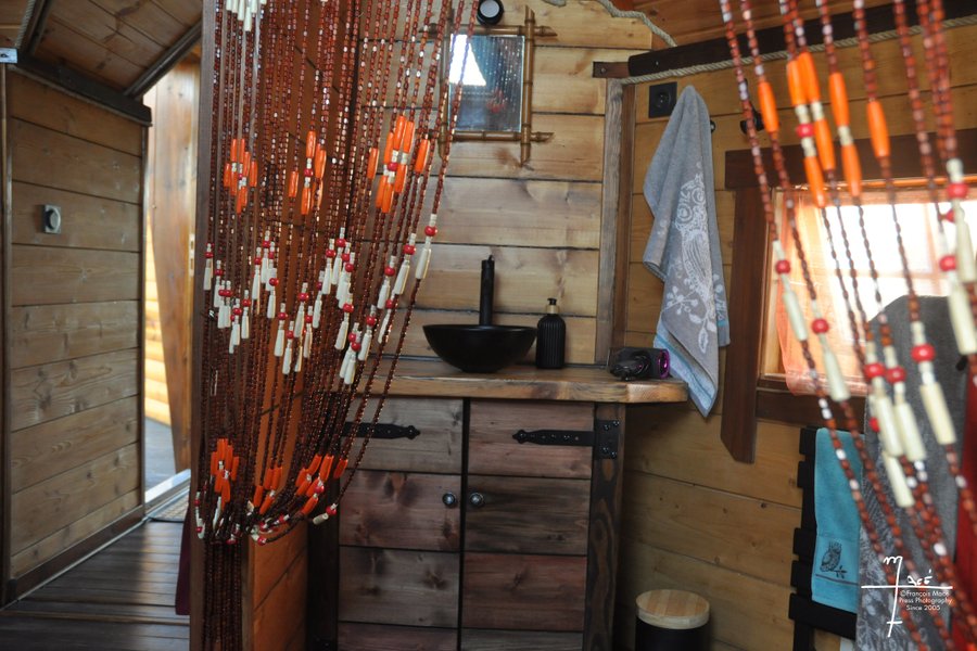 Cabane sur pilotis A l'abri des cyprès Cabane sur pilotis A l'abri des cyprès