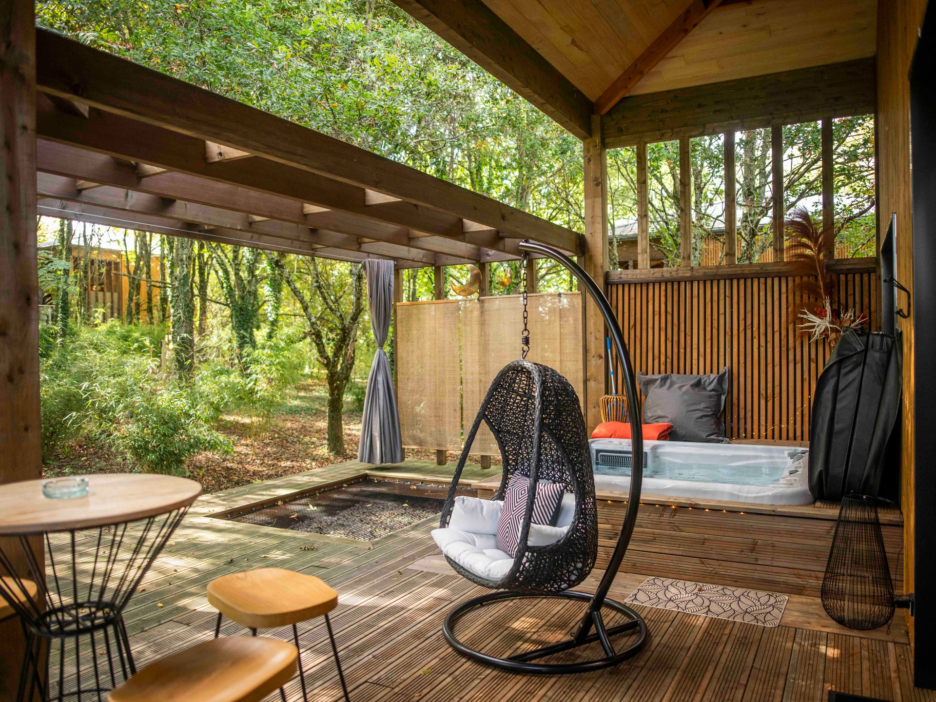Cabane sur pilotis COCOON ATLAS et SPA Cabane sur pilotis COCOON ATLAS et SPA
