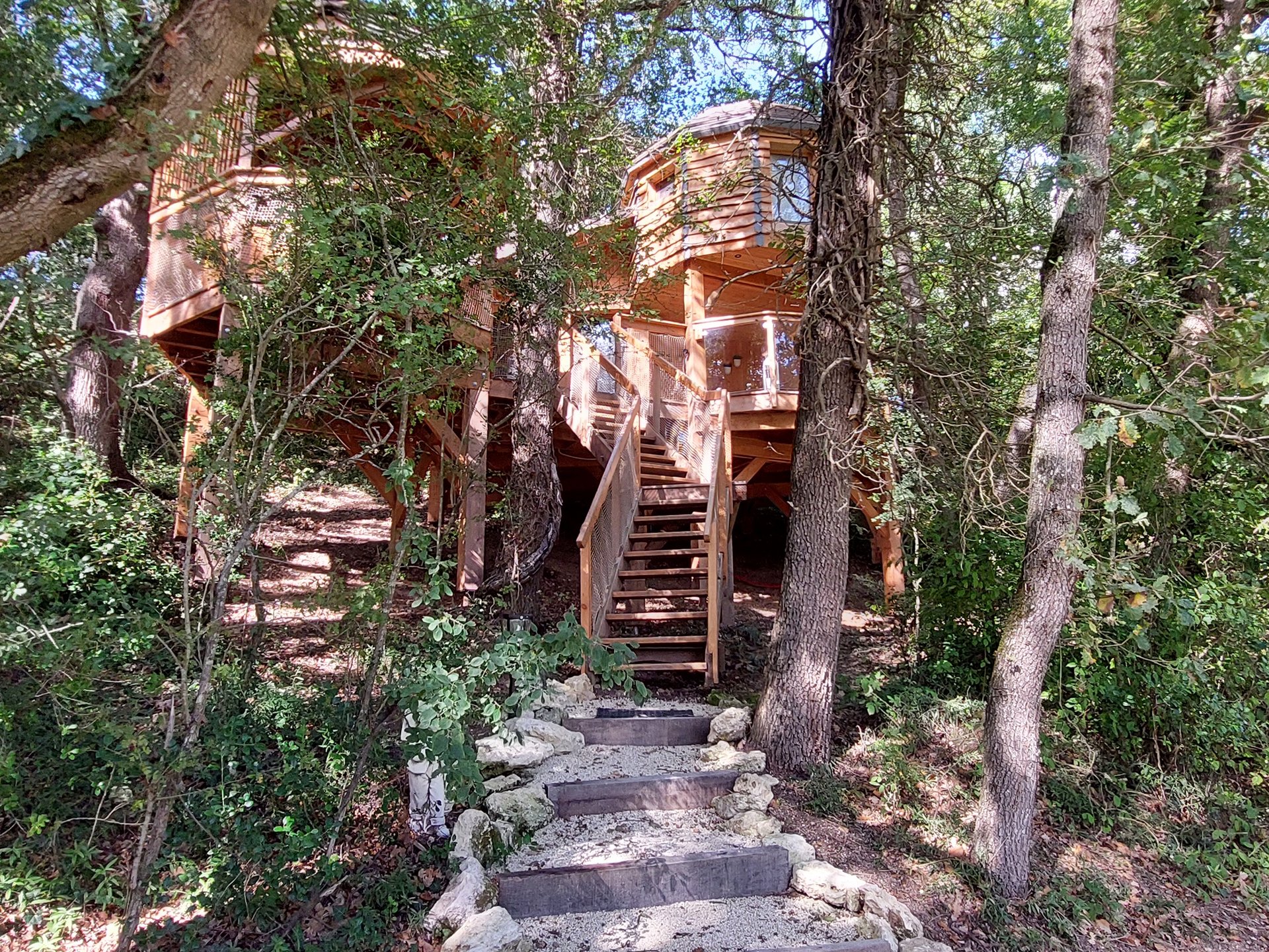 Cabane sur pilotis Cabane perchée ASTERIA et Spa Cabane sur pilotis Cabane perchée ASTERIA et Spa
