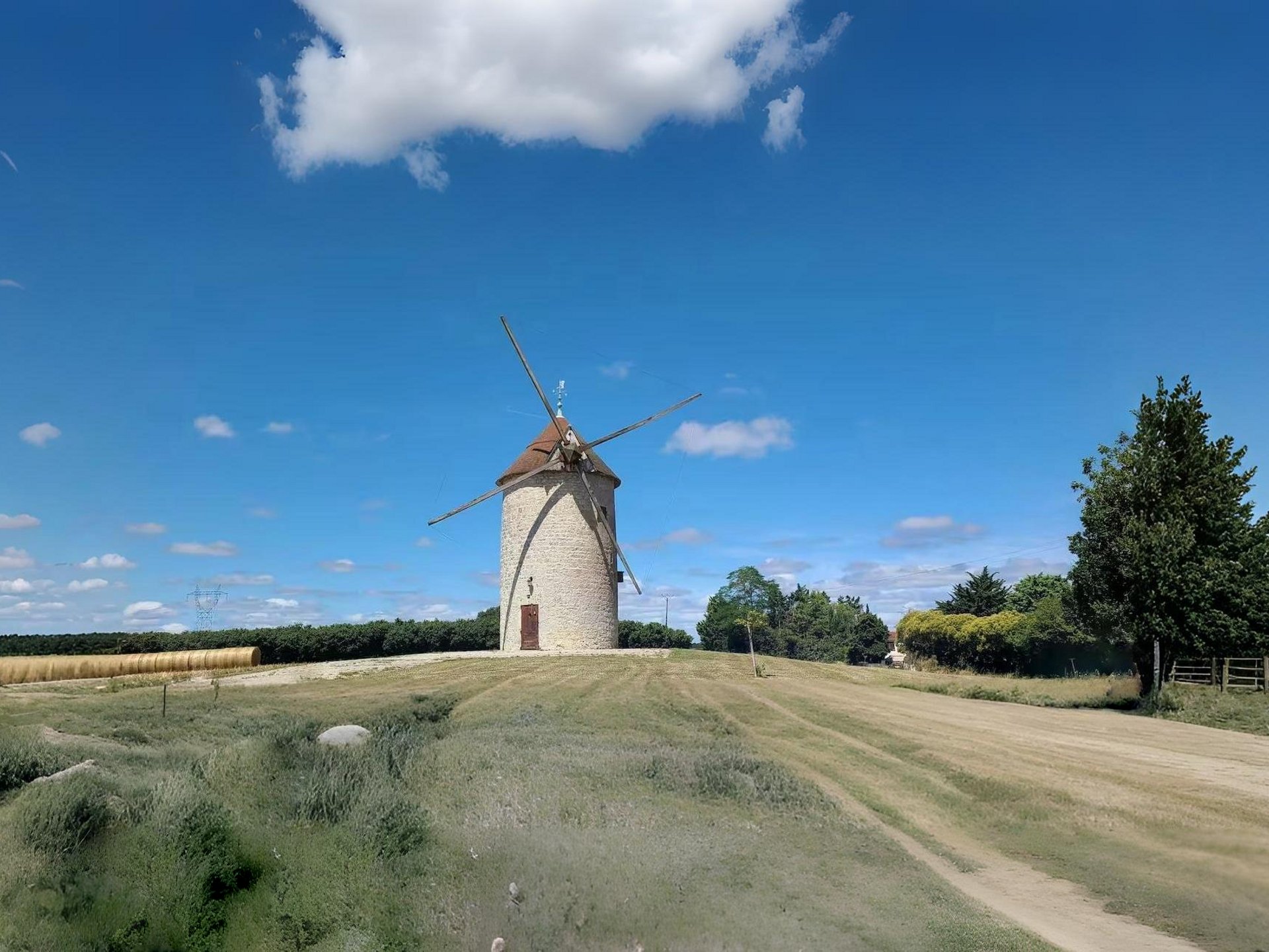 Inclassable Moulin de Loubatière avec vue panoramique Inclassable Moulin de Loubatière avec vue panoramique